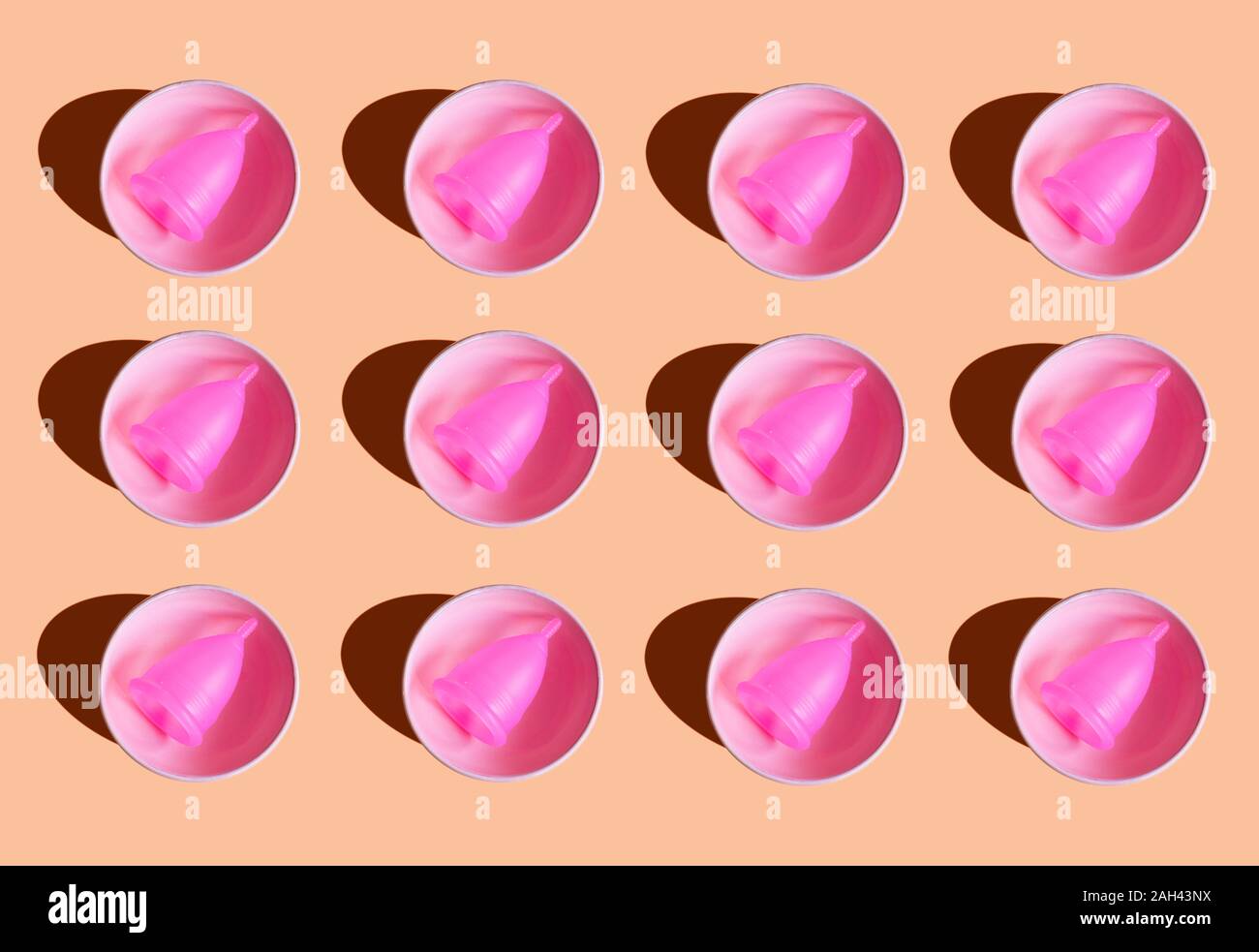 3D-Illustration, Reihe von rosa Menstruationsschale in eine keramische Schüssel auf Creme Farbe Hintergrund Stockfoto