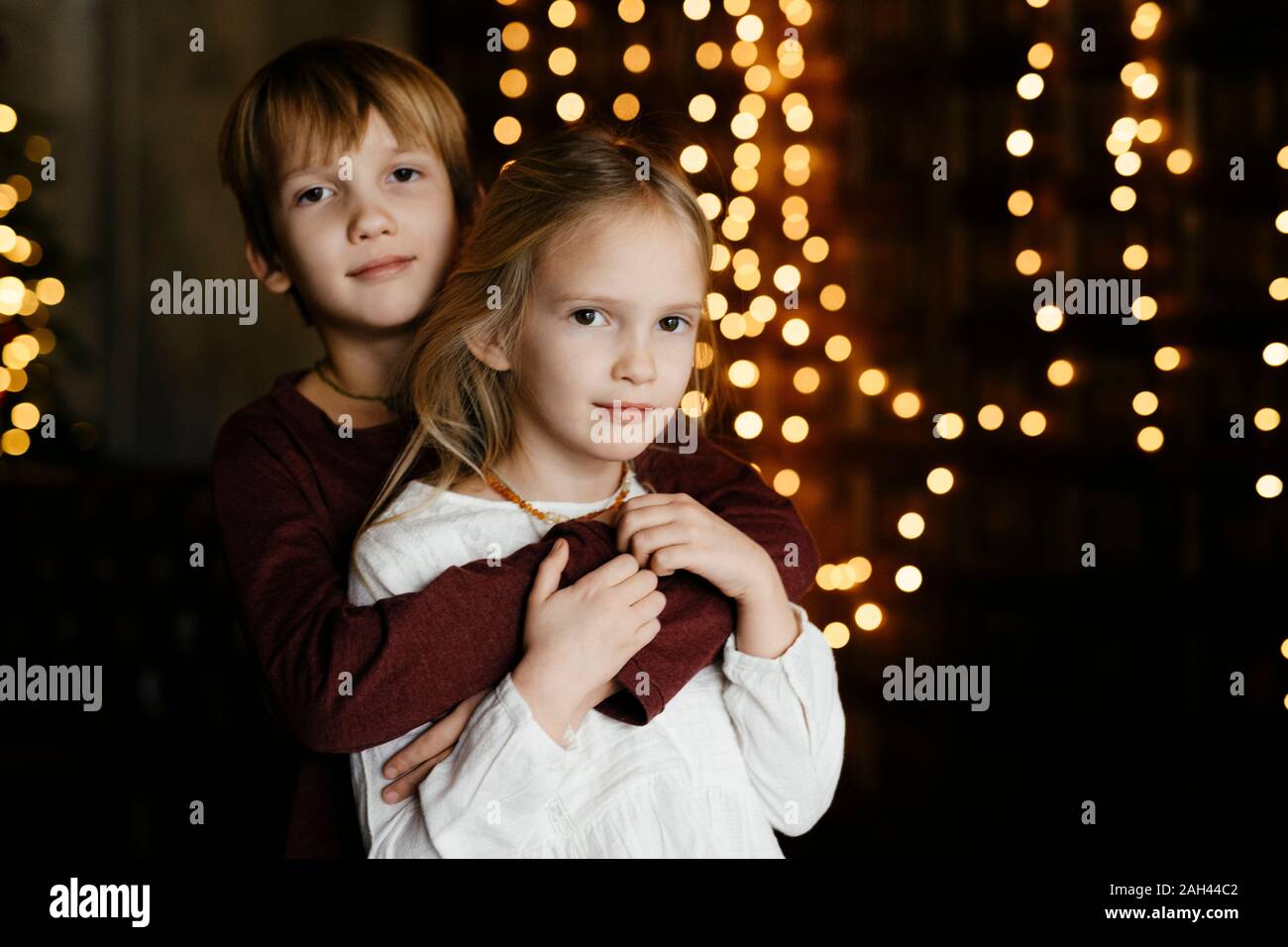 Portrait von Geschwistern zu Weihnachten Stockfoto