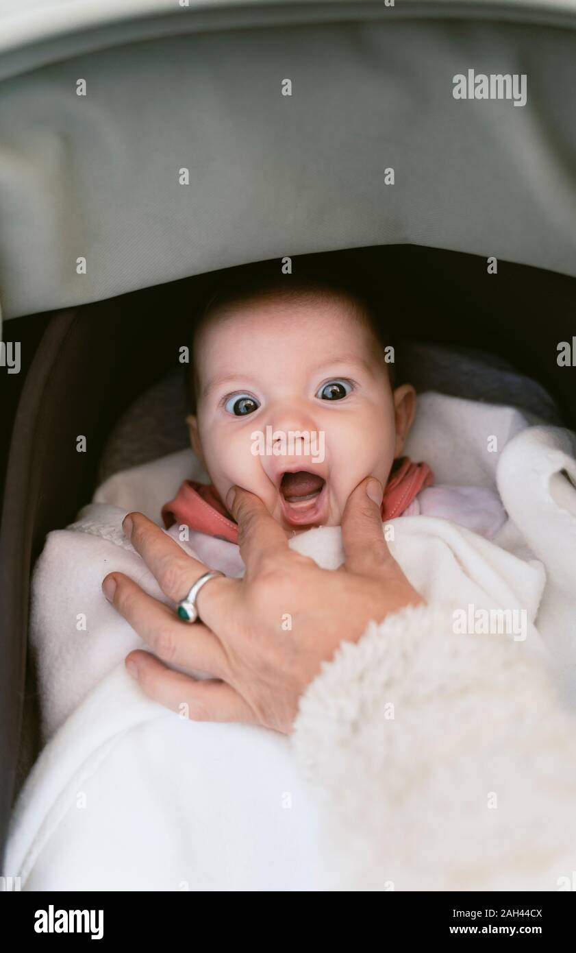 Portrait von hungrigen Baby Mädchen in Pram Stockfoto