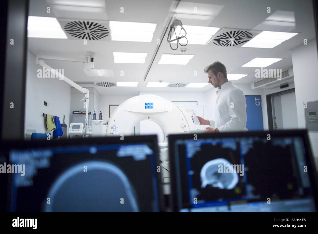 Radiologen an einem x-ray Maschine in einem Krankenhaus Stockfoto