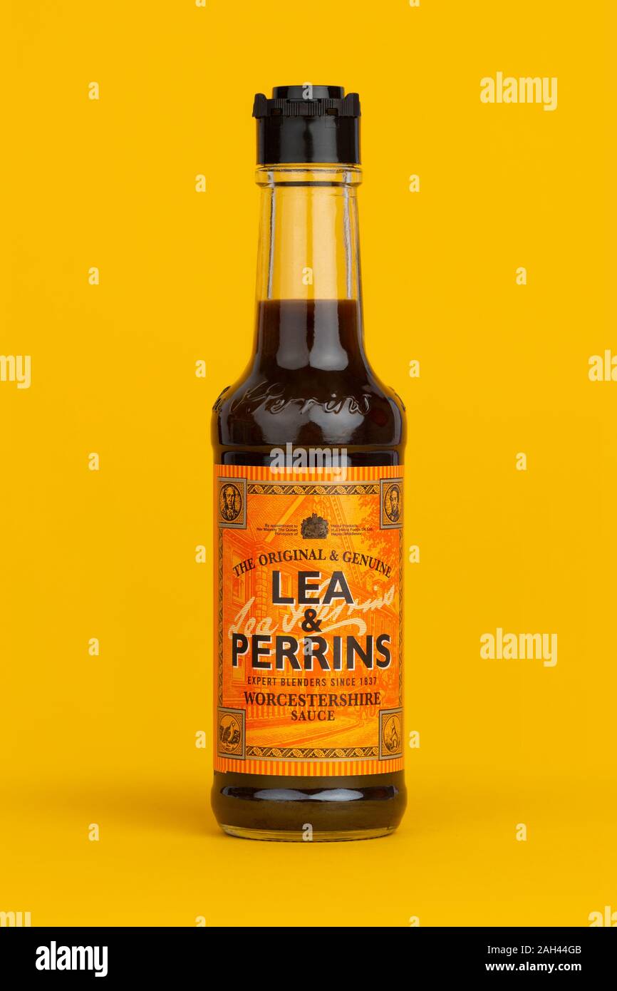 Eine Flasche von Lea & Perrins Worcestershire Sauce Schuß auf einen gelben Hintergrund. Stockfoto