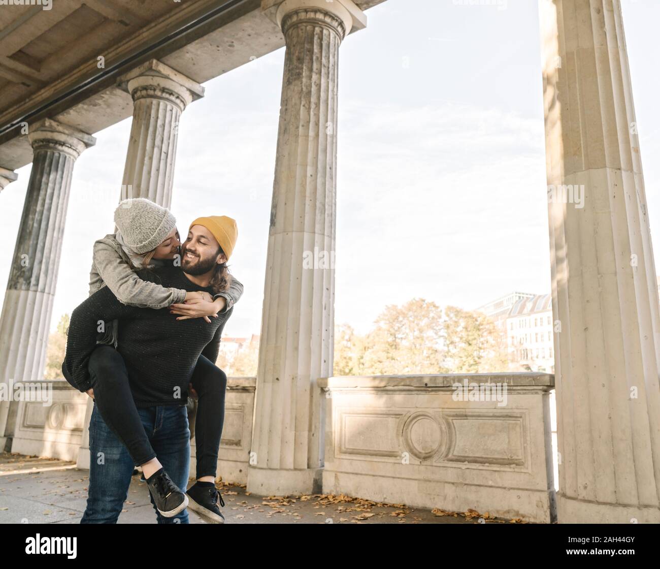 Glückliches junges Paar, das Spaß in eine Spielhalle in der Stadt, Berlin, Deutschland Stockfoto