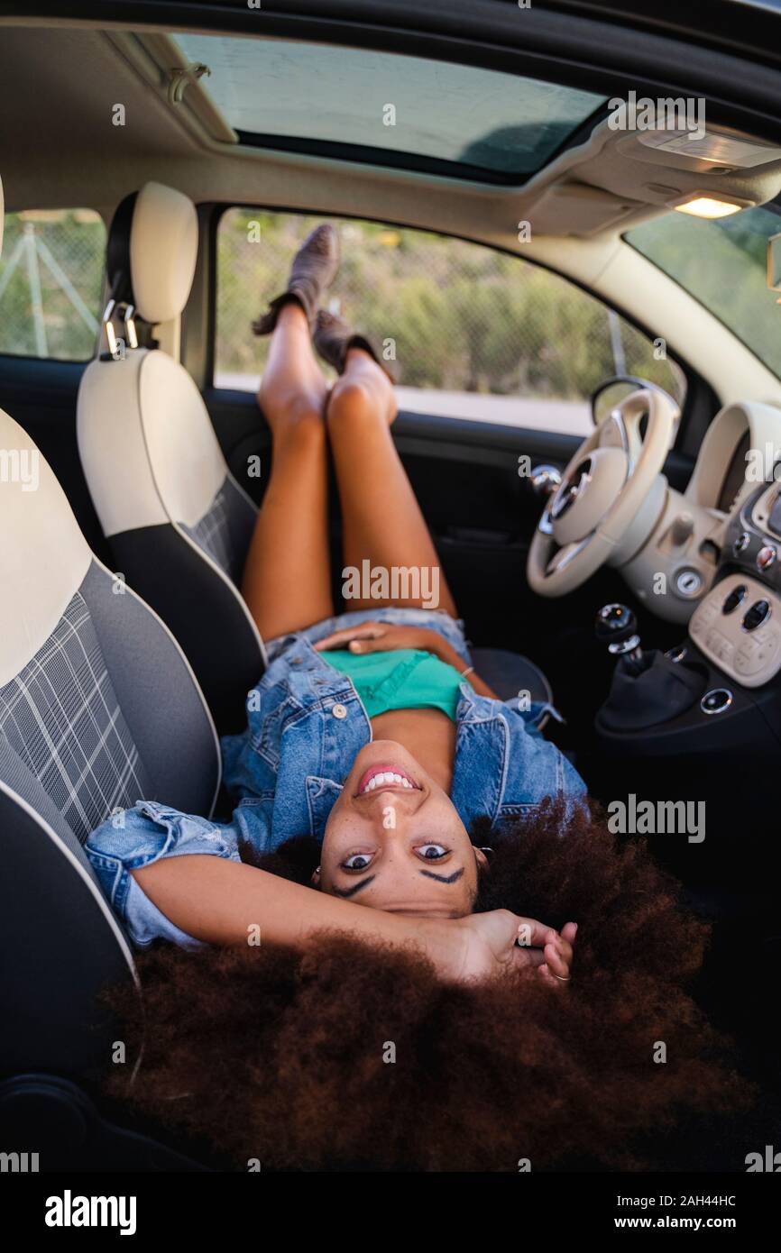 Junge Frau während der Road Trip, layng im Auto. Stockfoto