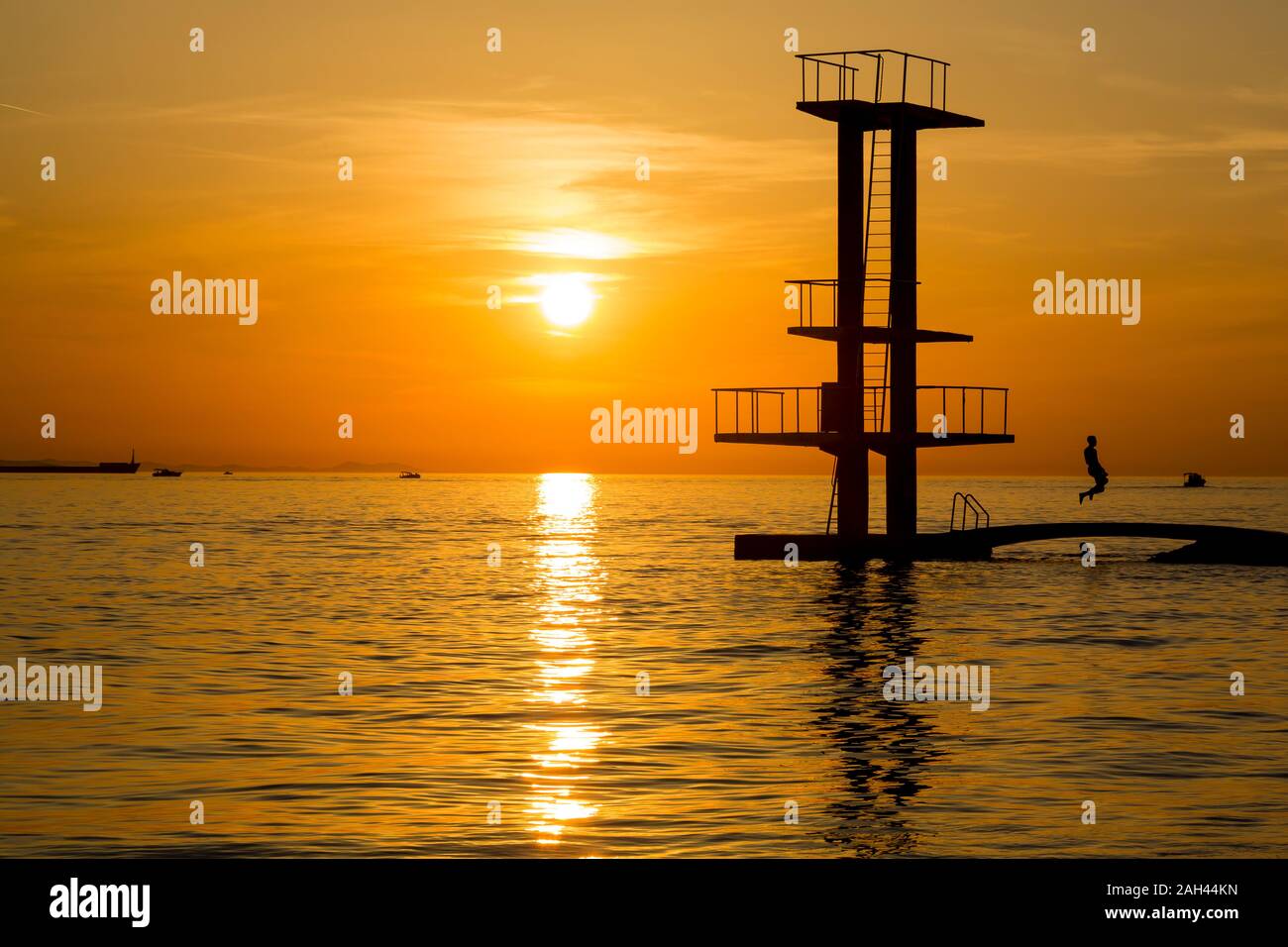 Kroatien, Zatar, Silhouette der Küstengebiete Sprungturm bei Sonnenuntergang Stockfoto