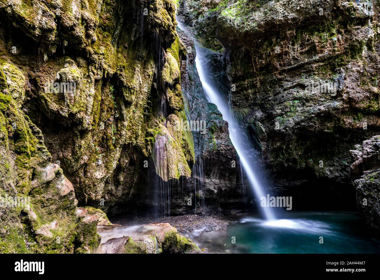 Deutschland, Bayern, lange Exposition der Hinanger Wasserfall im Naturschutzgebiet Allgäuer Hochalpen Stockfoto