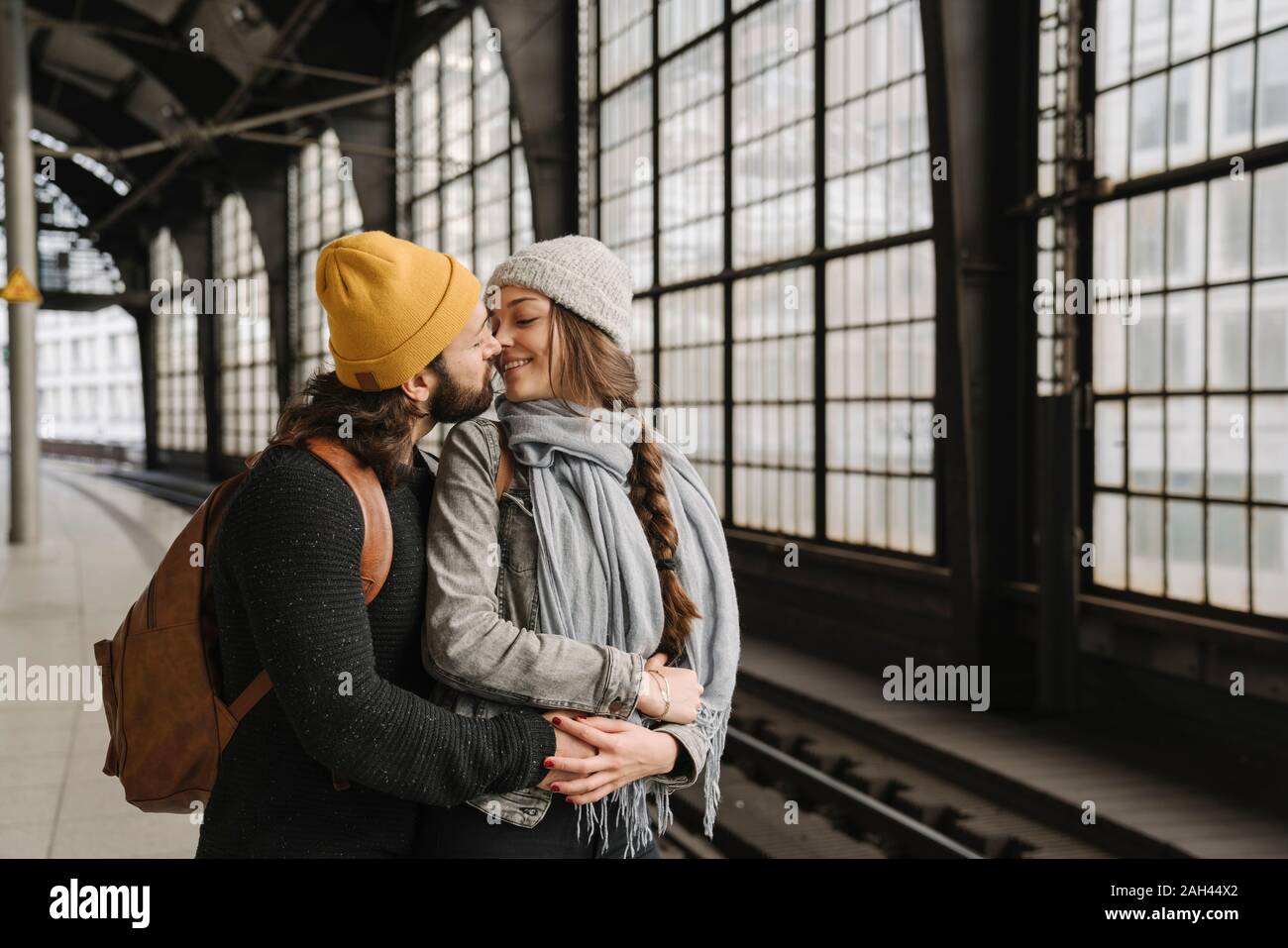 Junges Paar küssen am Bahnsteig, Berlin, Deutschland Stockfoto