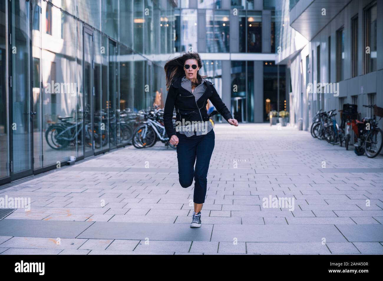 Frau mit Sonnenbrille weg laufen Stockfoto