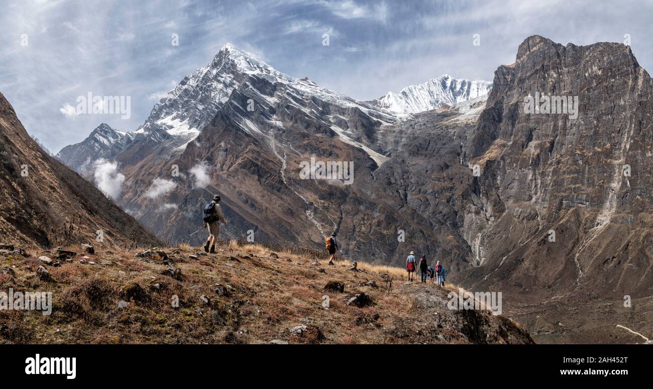 Wanderer bei Tsaurabong Peak, italienische Basislager, Dhaulagiri Circuit Trekking, Himalaya, Nepal Stockfoto