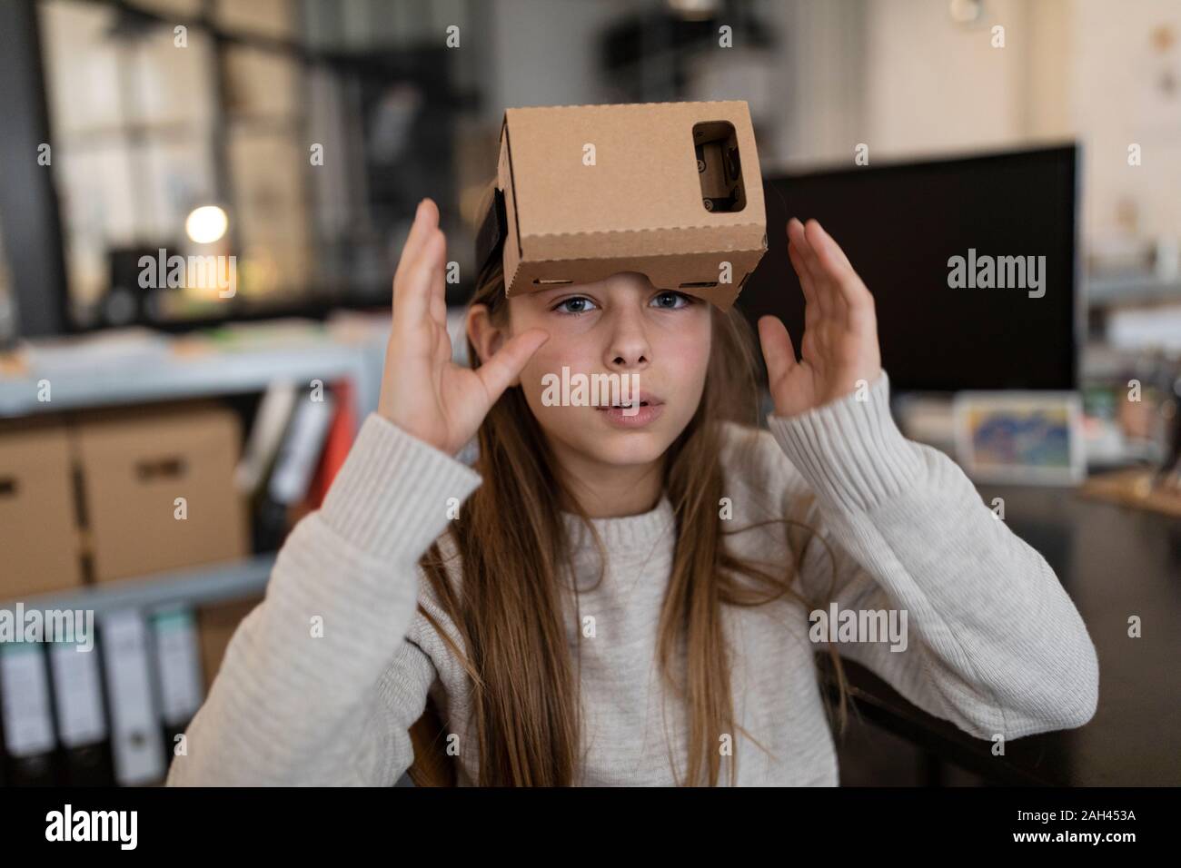Mädchen mit Pappe VR-Brille im Büro Stockfoto