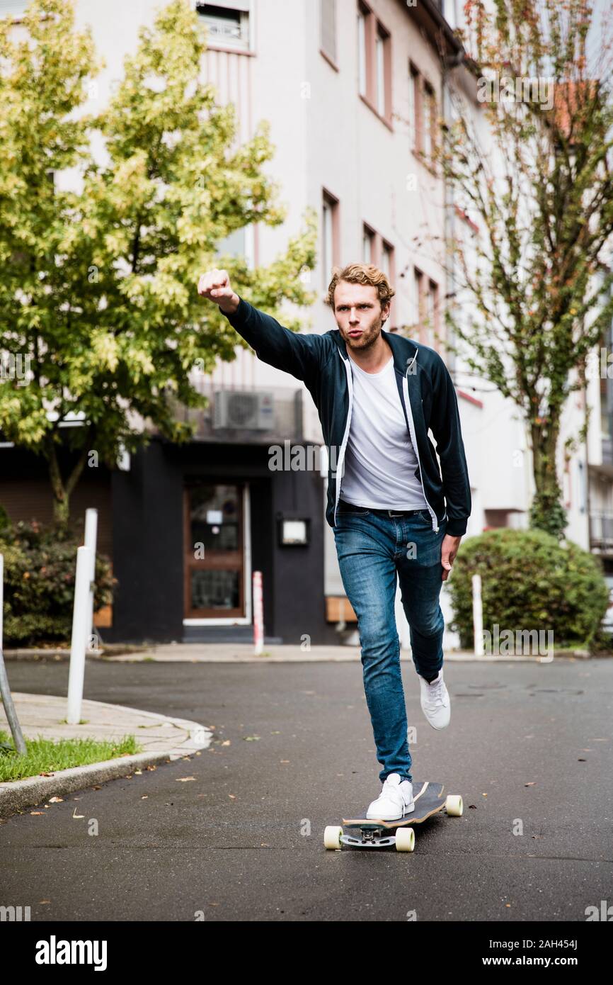 Junger Mann auf Longboard Stockfoto