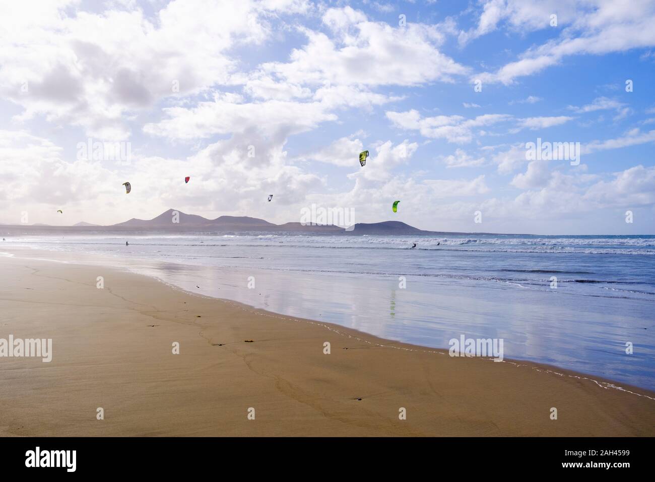 Spanien, Kanarische Inseln, Caleta de Famara, Kitesurfer am Playa de Famara Stockfoto
