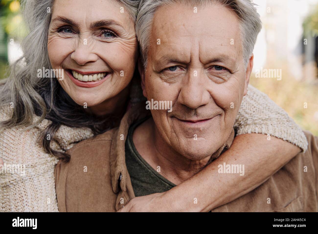 Portrait Of Happy senior Paar im Freien Stockfoto