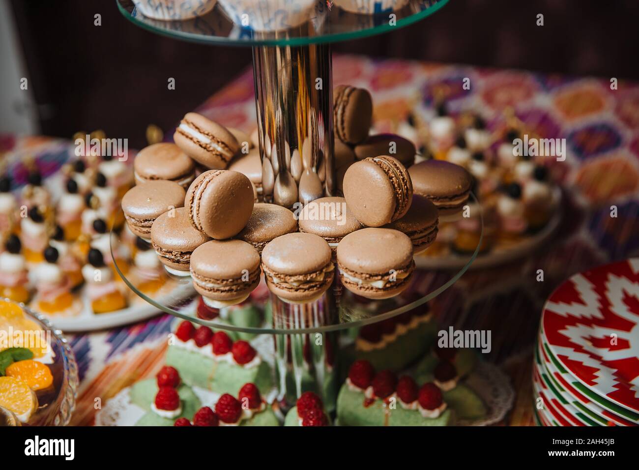 Schokolade Makronen liegen auf einem Objektträger für Desserts. Candy Bar. Stockfoto