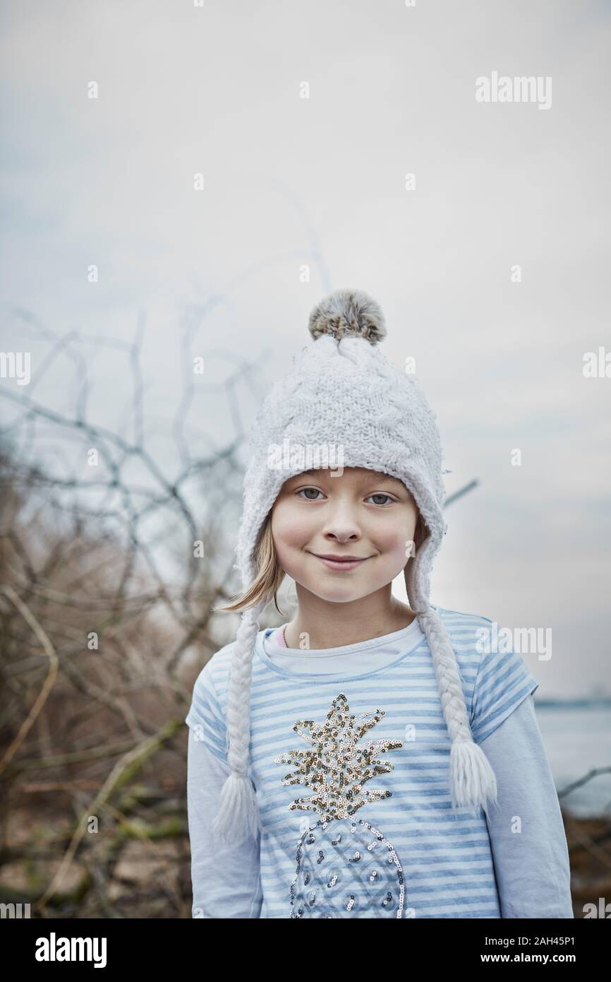 Portrait von lächelnden Mädchen tragen Bobble hat in der Natur Stockfoto