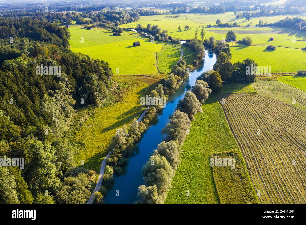 Deutschland, Bayern, Beuerberg, Luftaufnahme der Loisach River durch die Landschaft umgeben Stockfoto