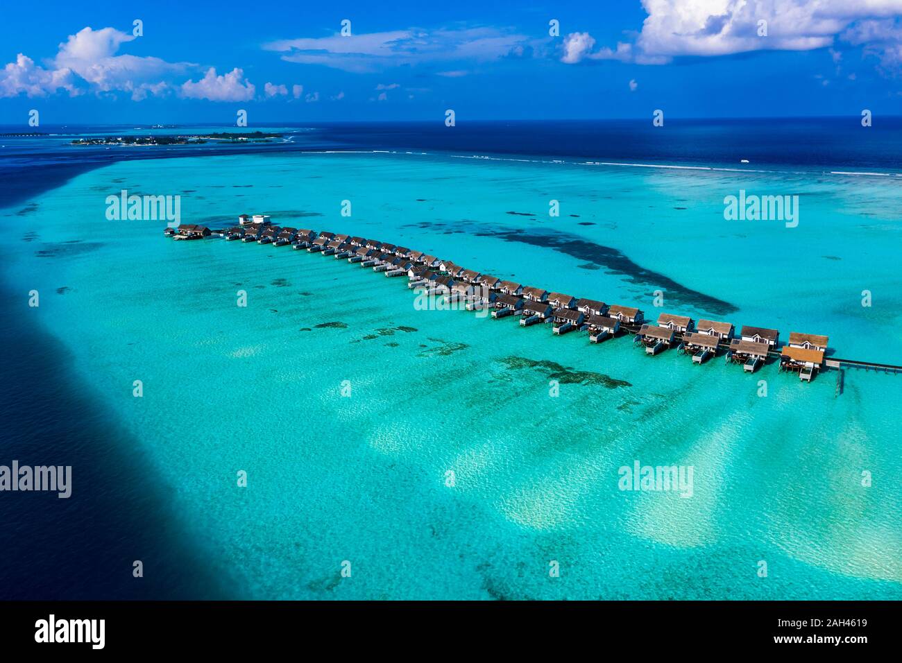 Malediven, Süd Male Atoll Kaafu Atoll, Luftaufnahme von Bungalows am Meer Stockfoto