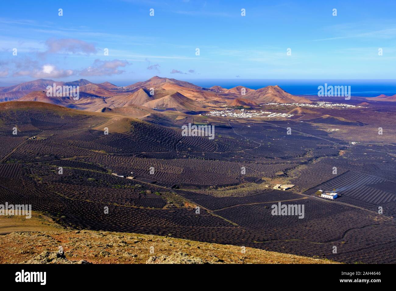 Spanien, Kanarische Inseln, Lanzarote, La Geria region, Weinberge und Hügel Stockfoto