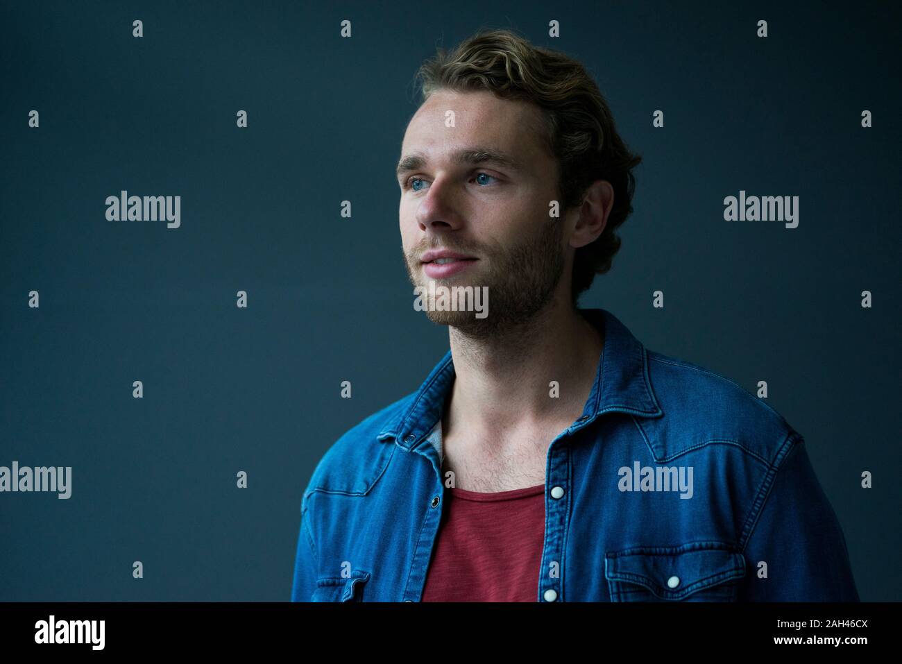 Portrait der junge Geschäftsmann seitlich auf der Suche Stockfoto