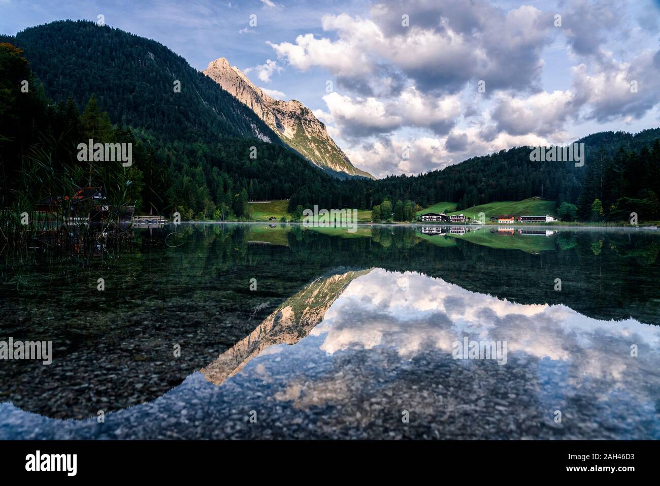 Deutschland, Bayern, malerischen Blick auf glänzendes Lautersee See Stockfoto