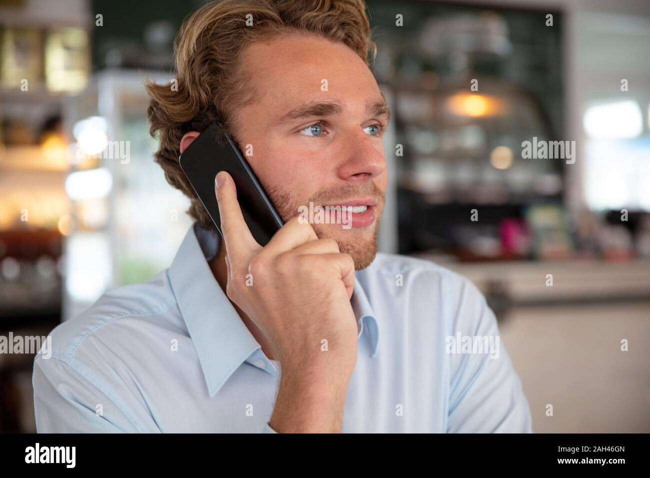 Junge Unternehmer Telefonieren in einem Cafe Stockfoto