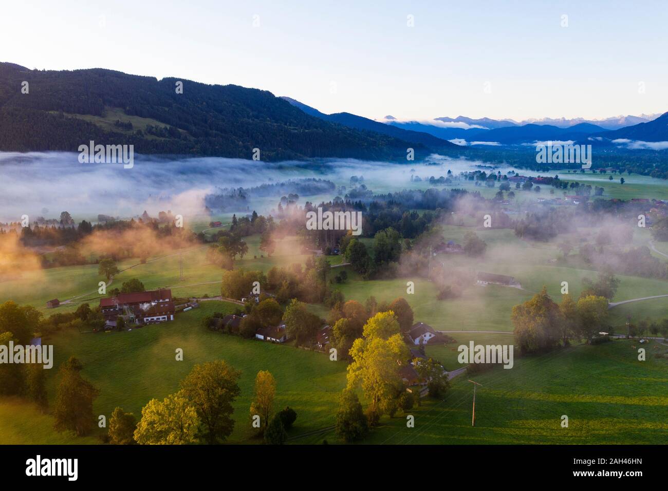 Deutschland, Oberbayern, Gaissach, Luftaufnahme von Nebel über der Landschaft bei Sonnenaufgang Stockfoto