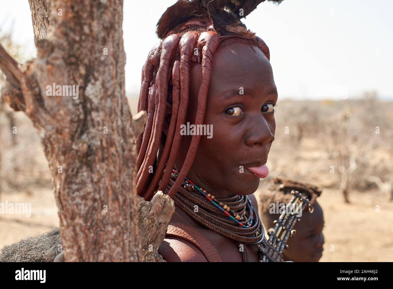 Porträt einer Frau Himba heraus haften Zunge, Opuwo, Namibia Stockfoto