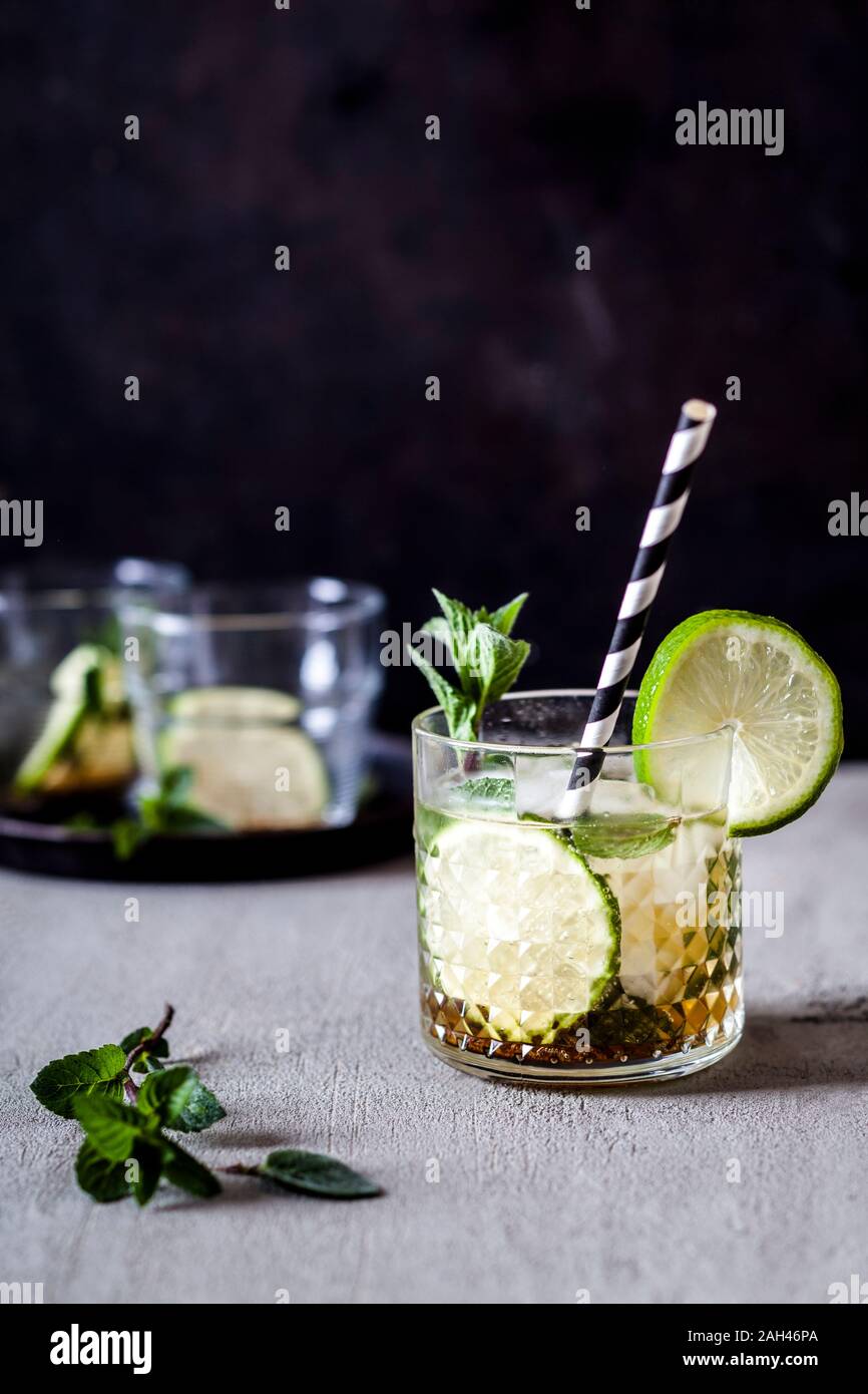 Mojito mit braunem Zucker, Limette und Minze Stockfoto
