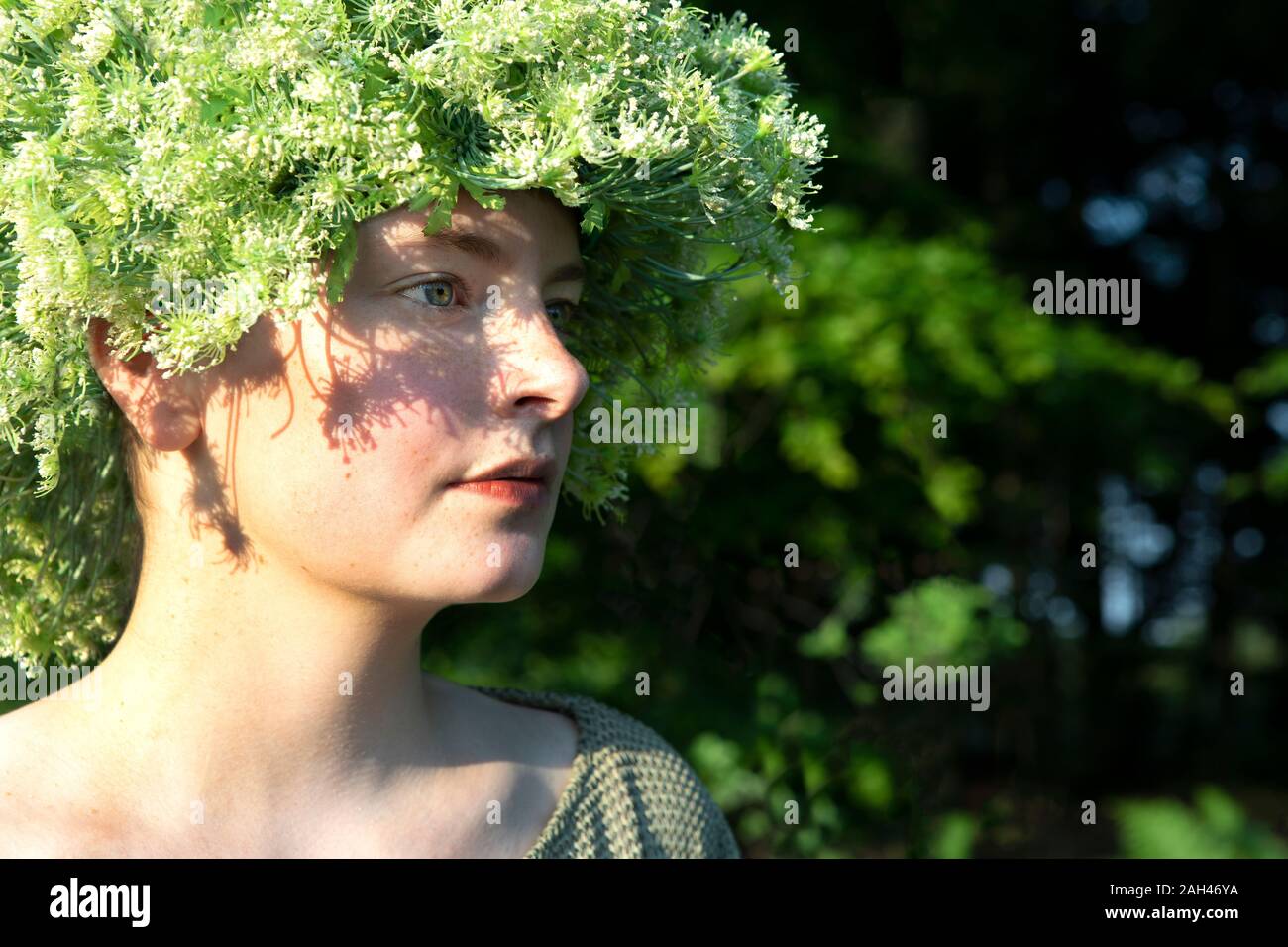 Porträt der jungen Frau mit Kopfschmuck von Blumen Stockfoto