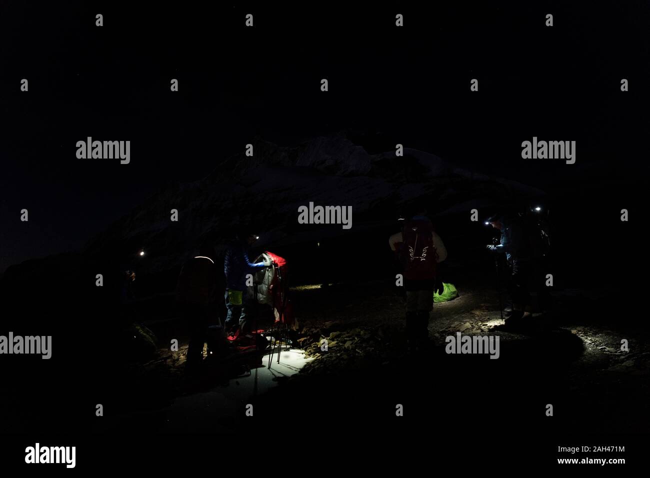 Bergsteiger mit Scheinwerfern in der Nacht vorbereiten, Dhaulagiri Circuit Trekking, Himalaya, Nepal Stockfoto