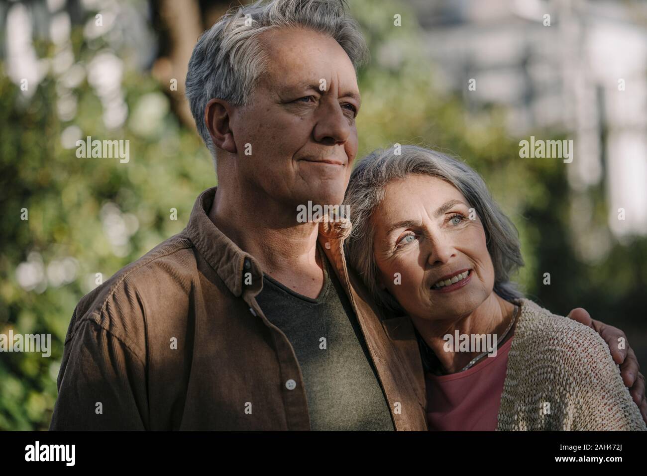 Portrait von zuversichtlich senior Paar im Garten ihres Hauses im Herbst Stockfoto