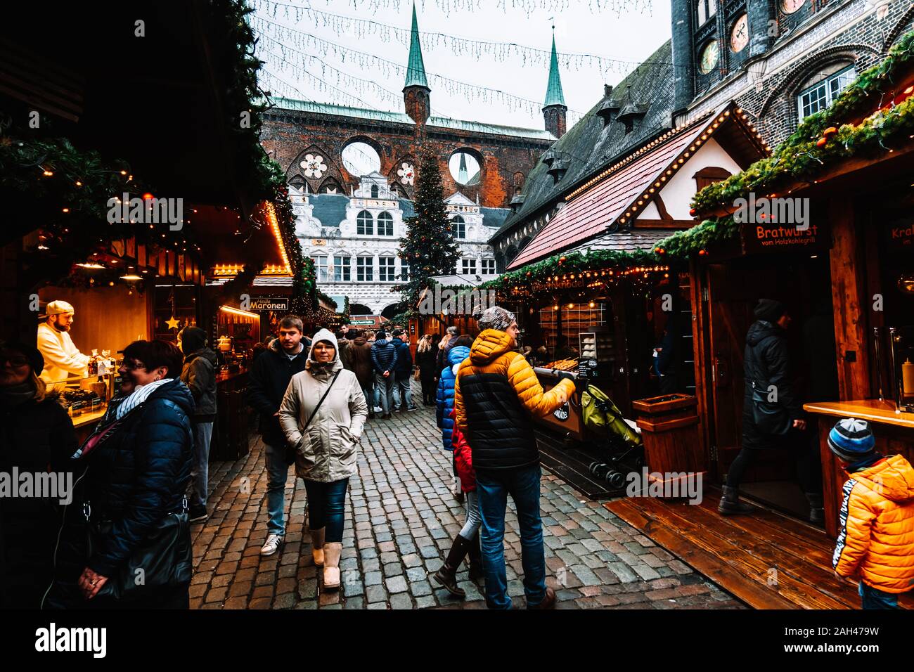 Dezember 22, Lübeck, Deutschland: Weihnachtsmarkt im historischen Zentrum der Stadt. Stockfoto