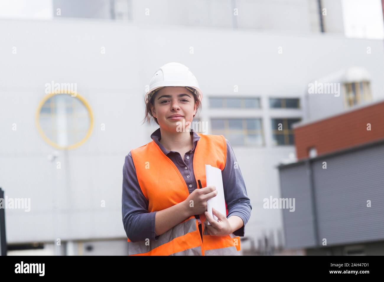 Portrait von zuversichtlich weibliche Arbeiter am Kraftwerk Stockfoto