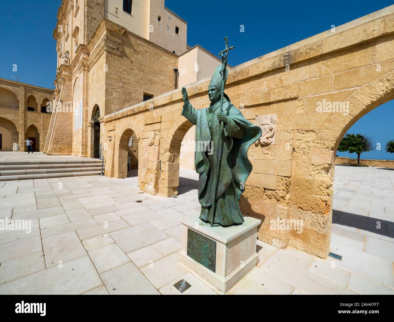 Italien, Provinz Lecce, Santa Maria di Leuca, Statue von Papst Holding päpstliche Ferula Stockfoto