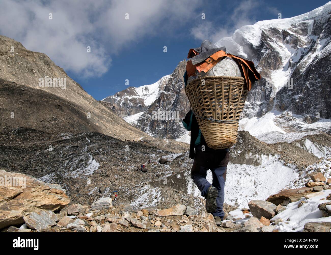 Träger mit Chonbarden Gletscher, Dhaulagiri Circuit Trekking, Himalaya, Nepal Stockfoto