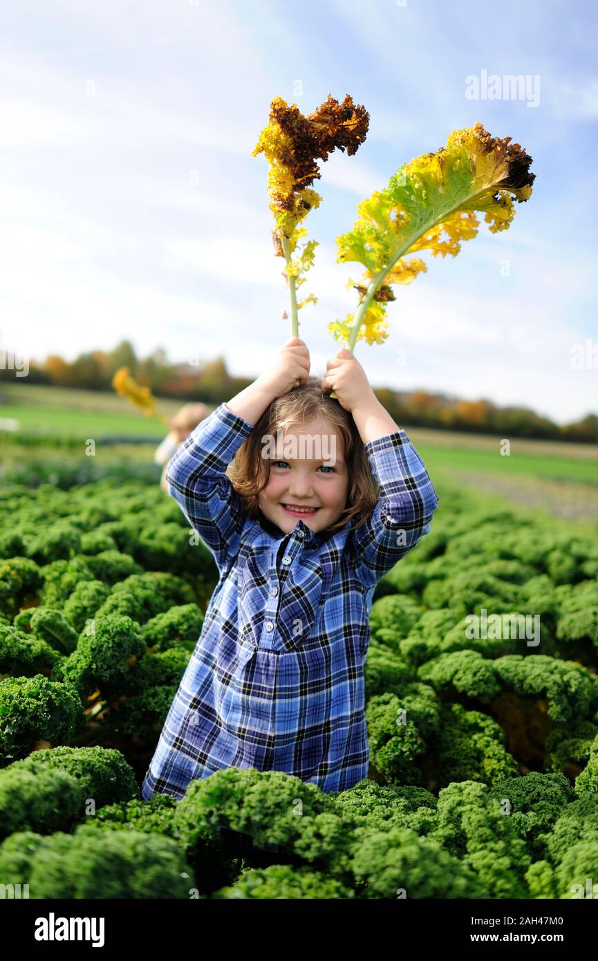 Mädchen in einem Kali Feld, Blätter als Rabbit Ears Stockfoto