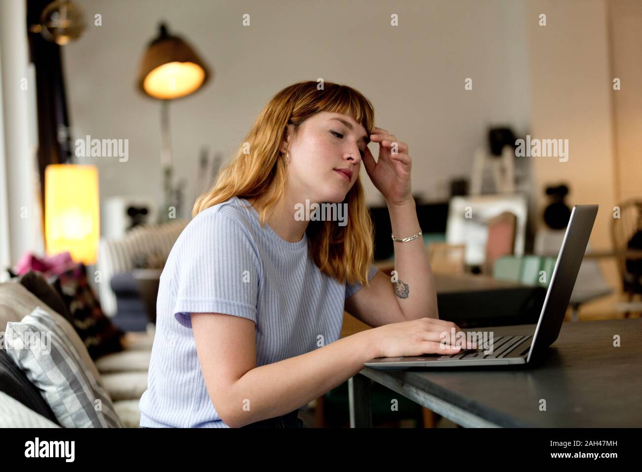Porträt der nachdenkliche junge Frau in einem Café mit Laptop Stockfoto