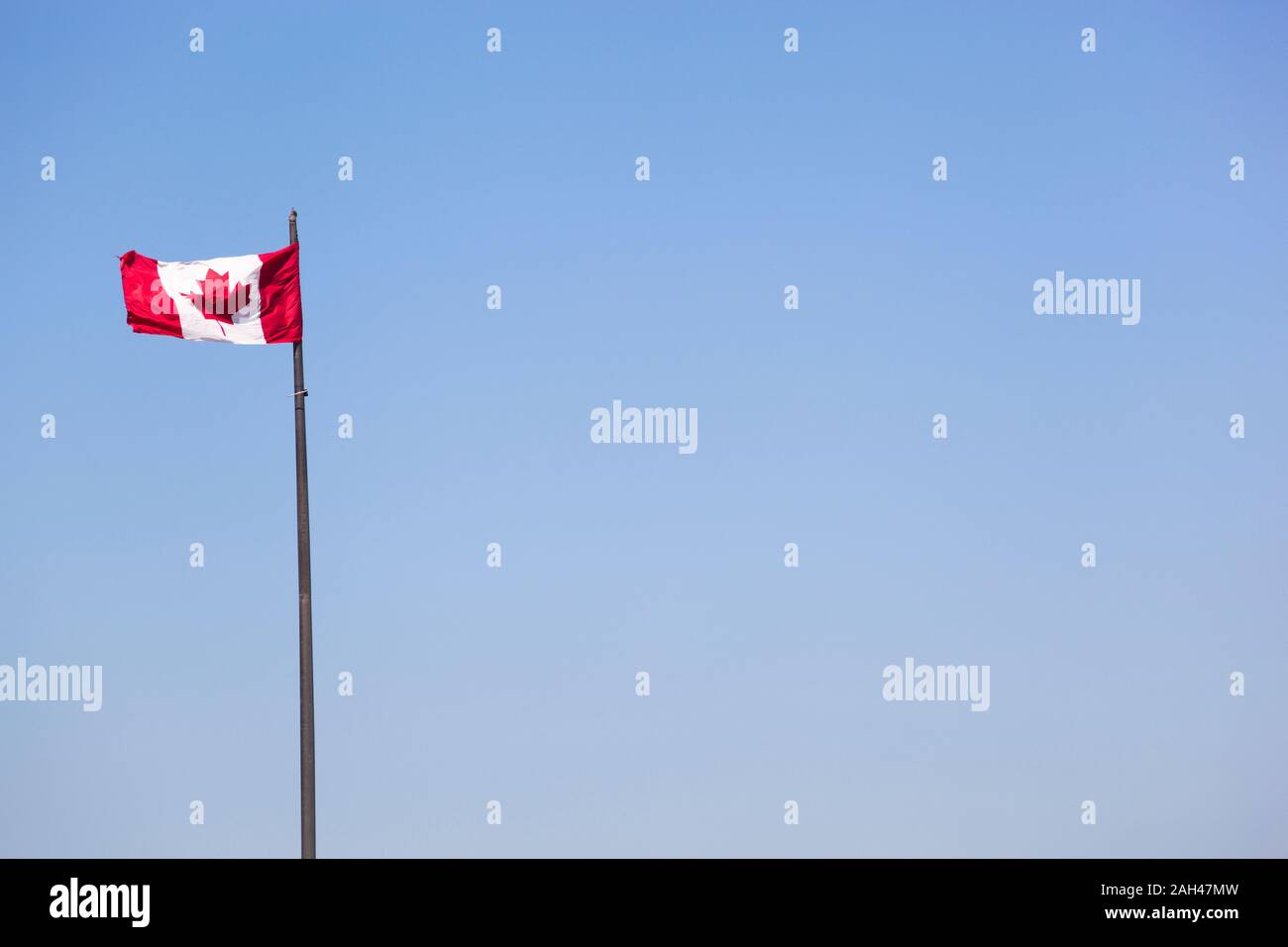 Kanadische Flagge gegen blauen Himmel Stockfoto