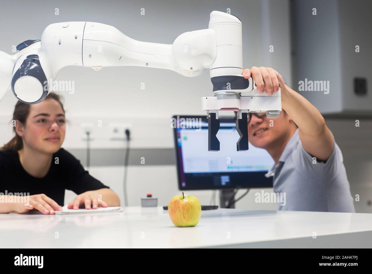 Sudents Studium der Roboter an einem Institut, die Experimente mit einem Apple Stockfoto