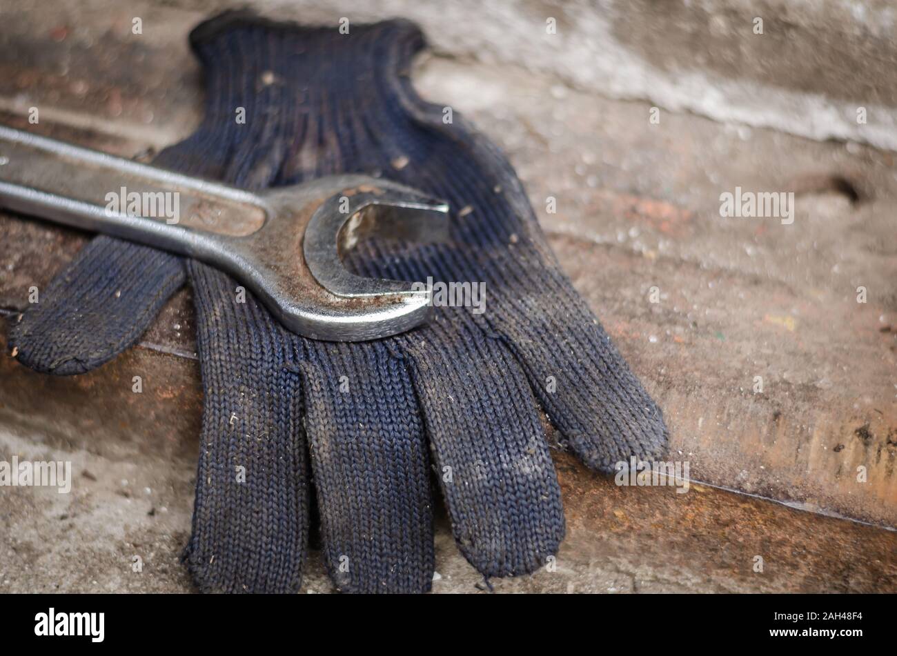 Close Up Verwendet Verchromter Gabelschlussel Auf Einem Arbeitshandschuh Auto Repair Shop Ohne Menschen Soft Focus Stockfotografie Alamy