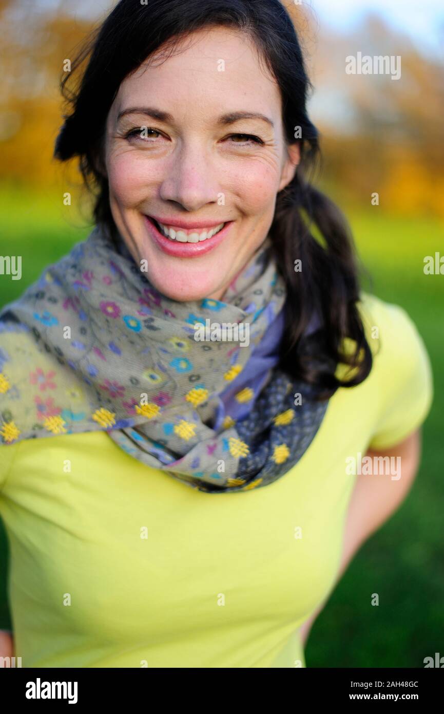 Porträt der Frau in der Natur, das Tragen von grünen t-shirt und Schal Stockfoto
