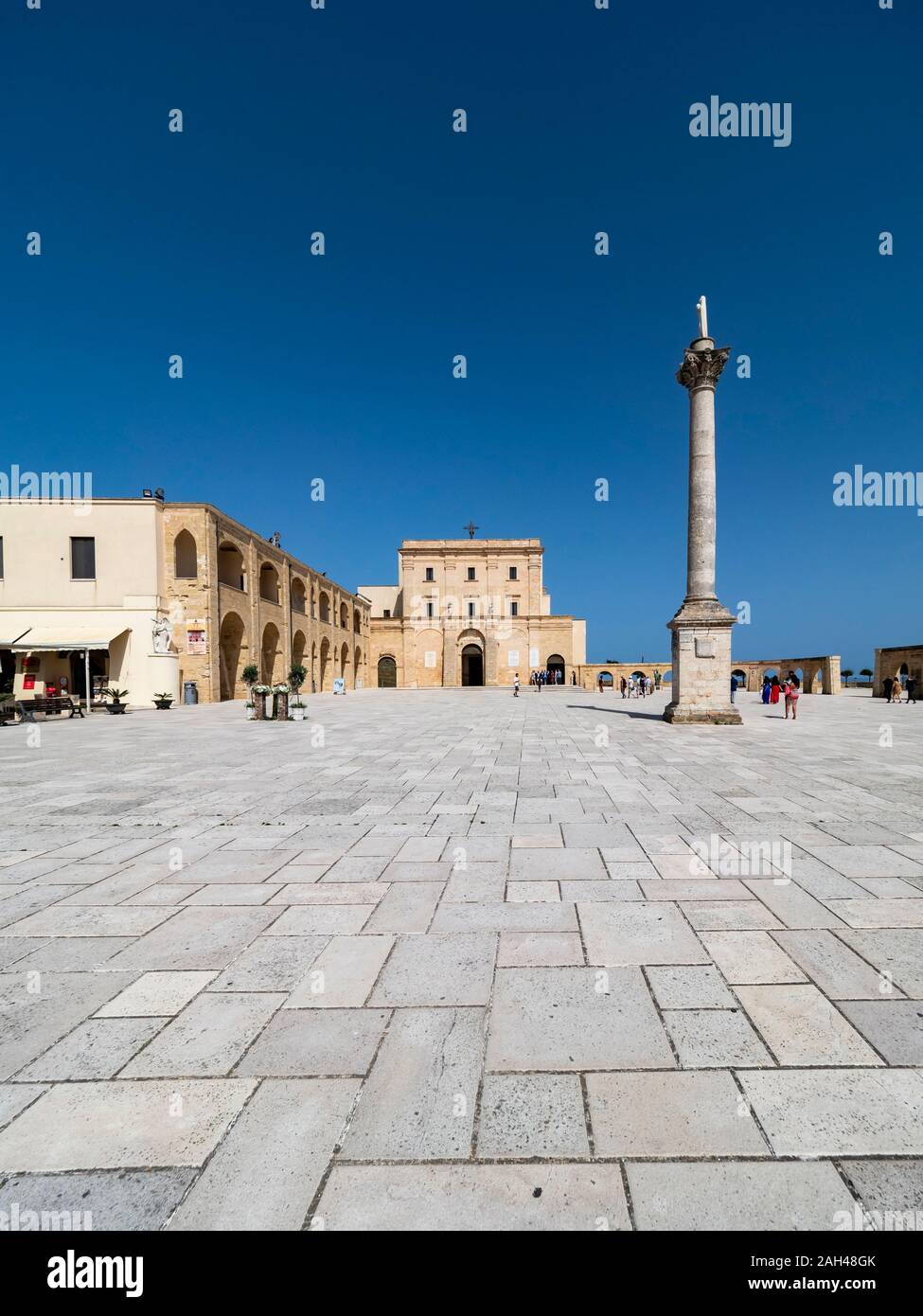 Italien, Provinz Lecce, Santa Maria di Leuca, klaren Himmel über Platz der Basilika Heiligtum Santa Maria de finibus terrae Stockfoto