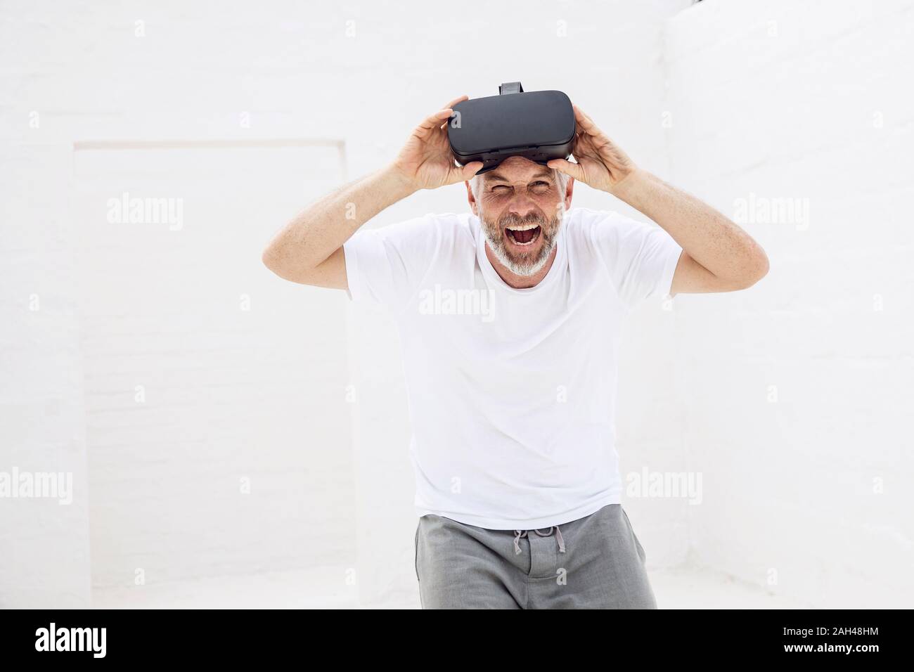 Reifer Mann mit VR-Brille, Blick auf Kamera, Lachen Stockfoto