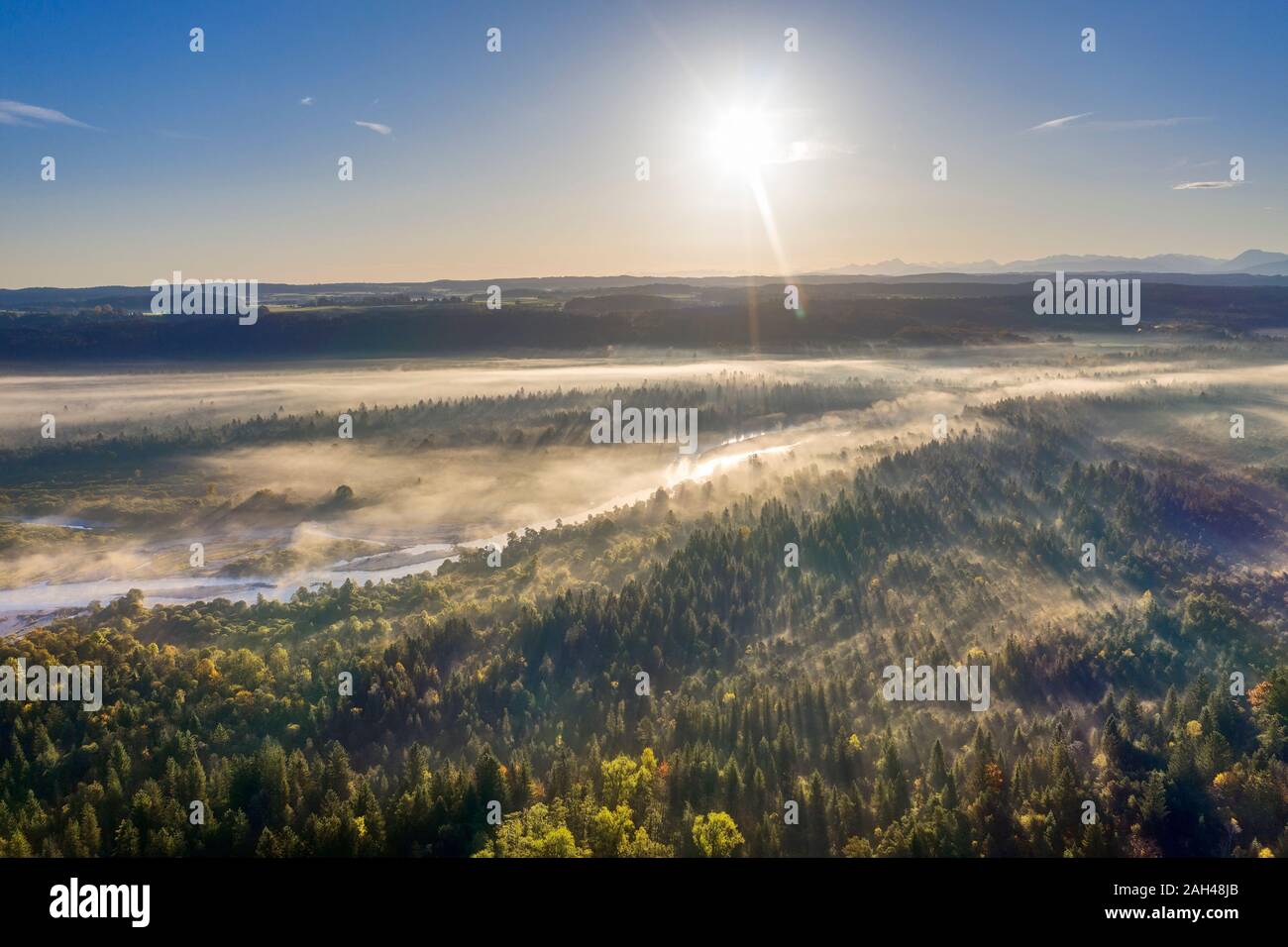 Deutschland, Bayern, Oberbayern, Naturschutzgebiet Isarauen, Luftaufnahme der Isar bei Sonnenaufgang Stockfoto