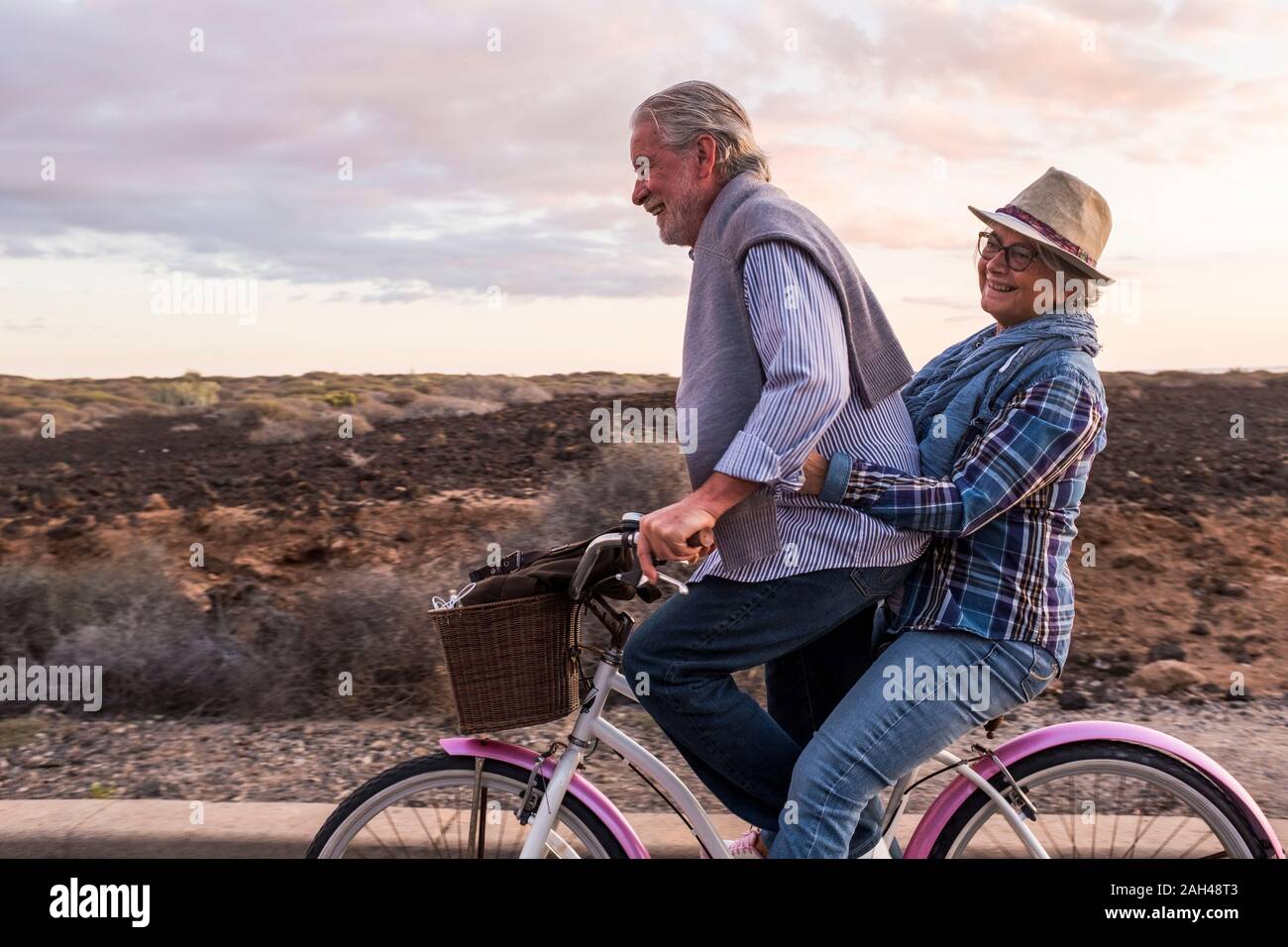 Happy Active Senior Paar auf Fahrrad, Teneriffa Stockfoto