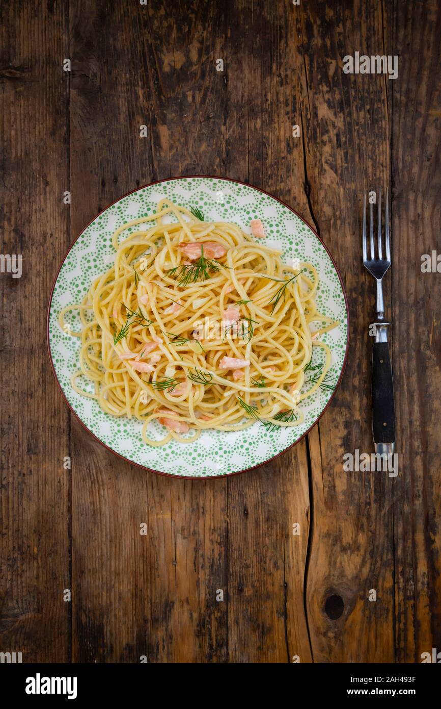 Teller Spaghetti mit Lachs und Dill Stockfoto