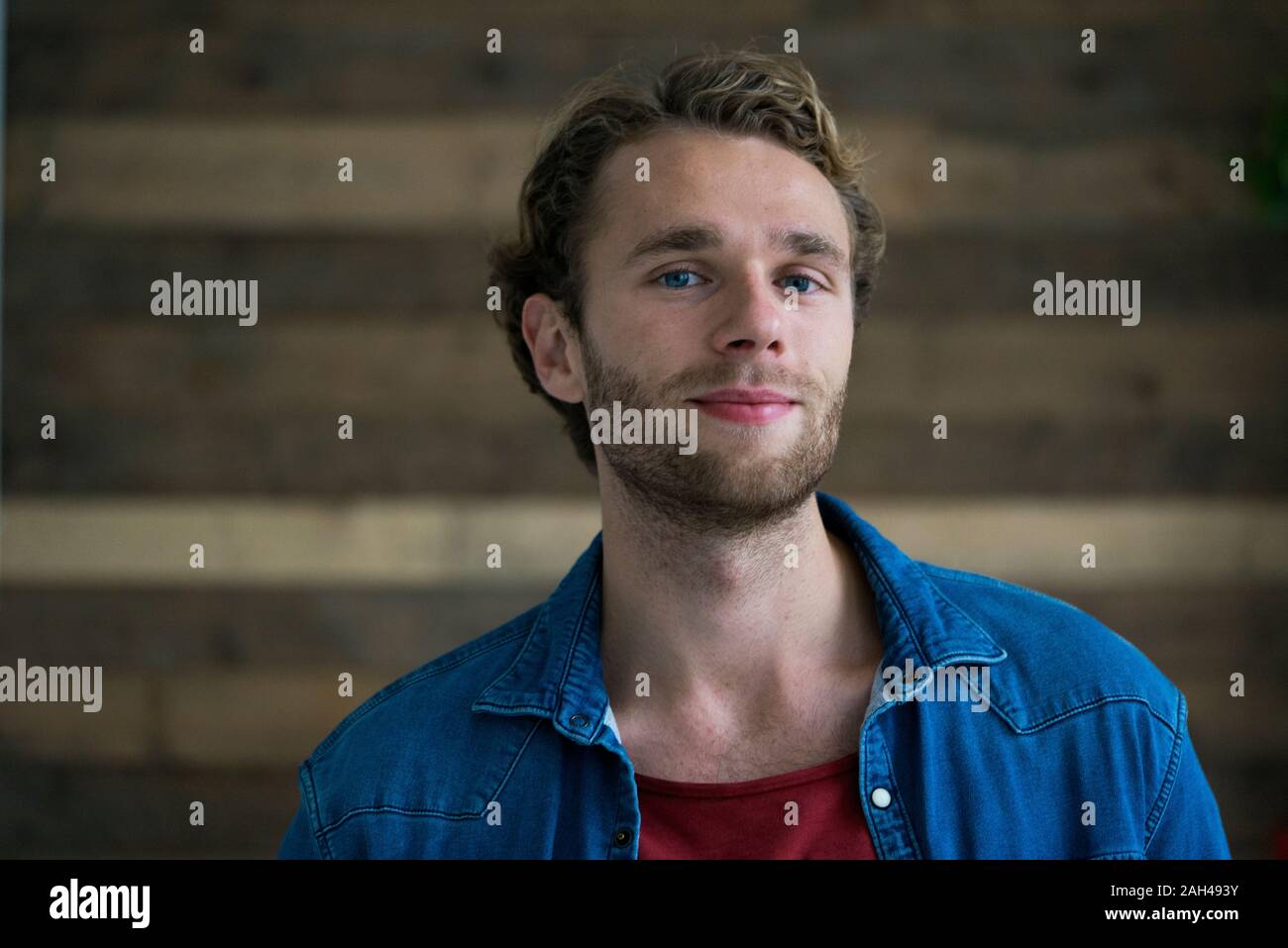 Porträt des jungen Geschäftsmann Stockfoto