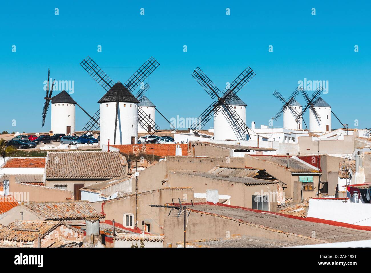 Spanien, Provinz Ciudad Real Alcázar de San Juan, Windmühlen stehen am Rande von Land Stadt Stockfoto