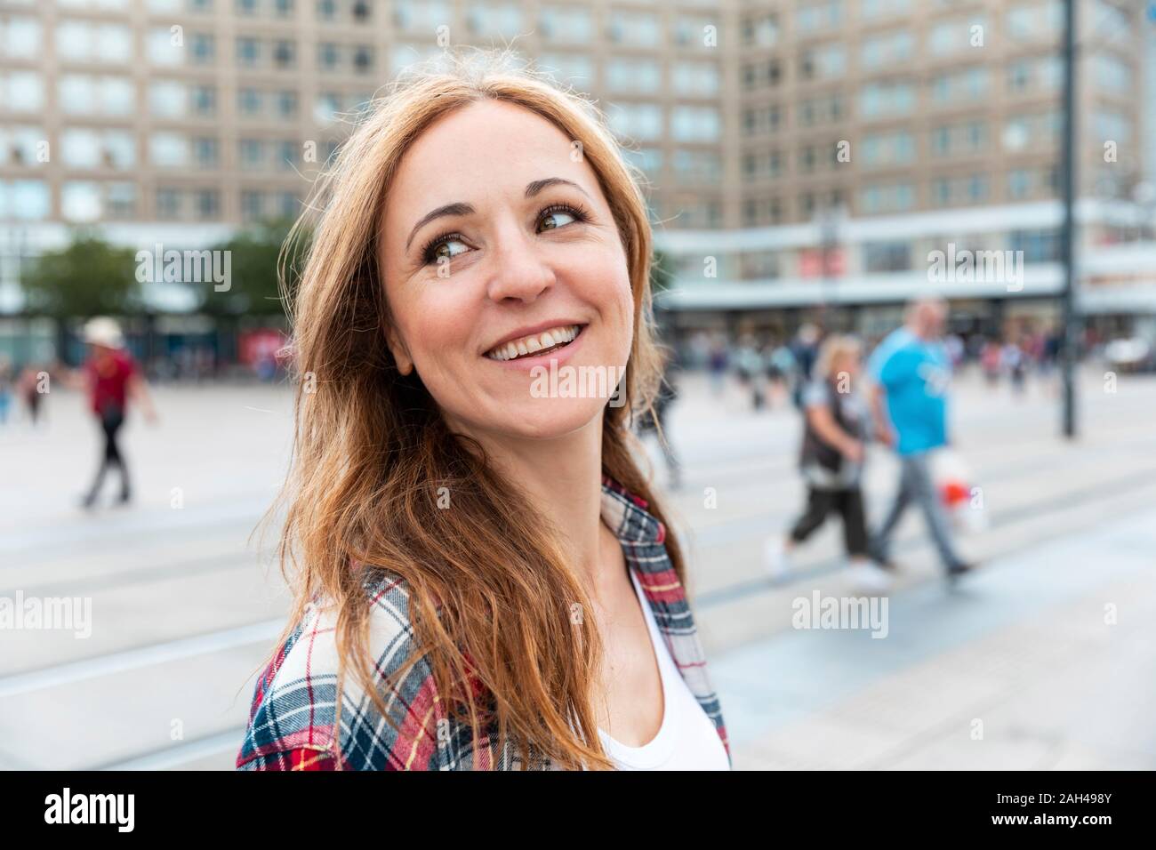 Porträt einer Frau in der Stadt, Berlin, Deutschland Stockfoto