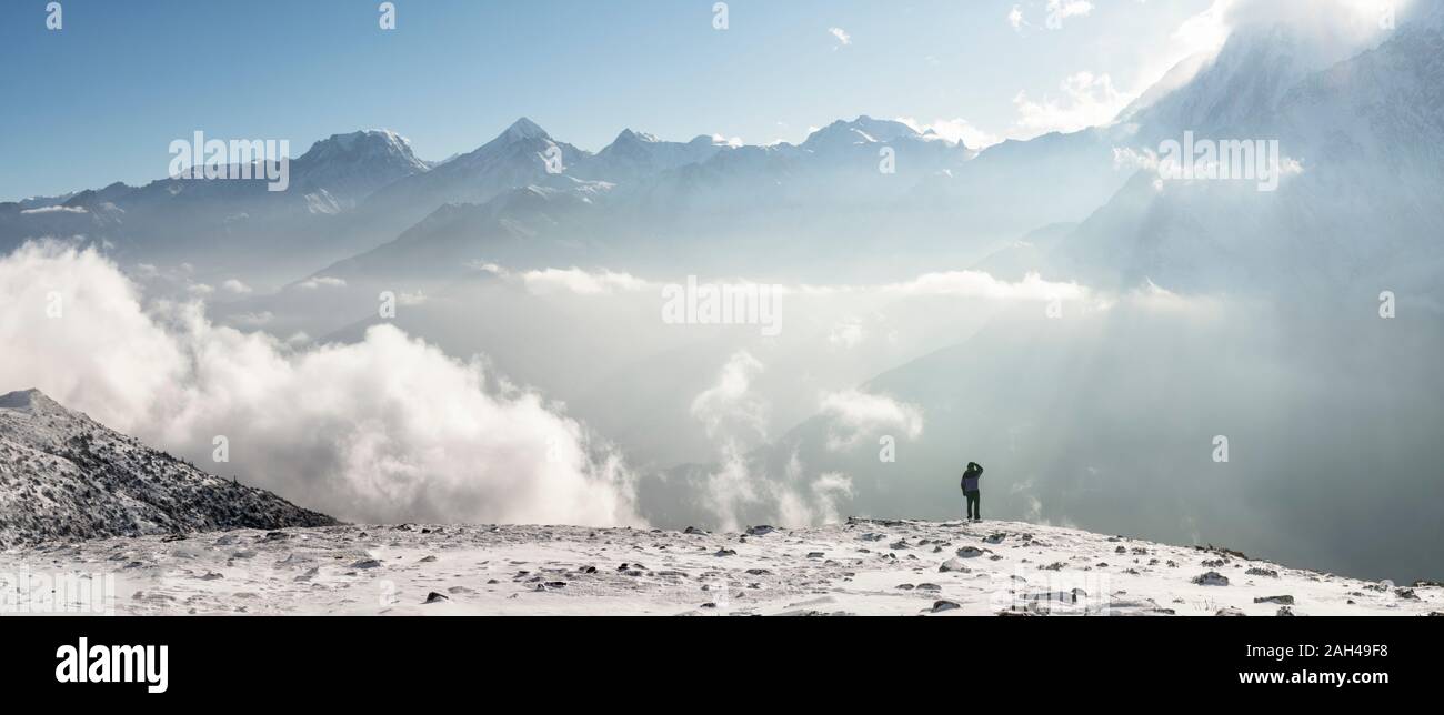 Mann bei Yak Kharka Camp, Dhaulagiri Circuit Trekking, Himalaya, Nepal Stockfoto