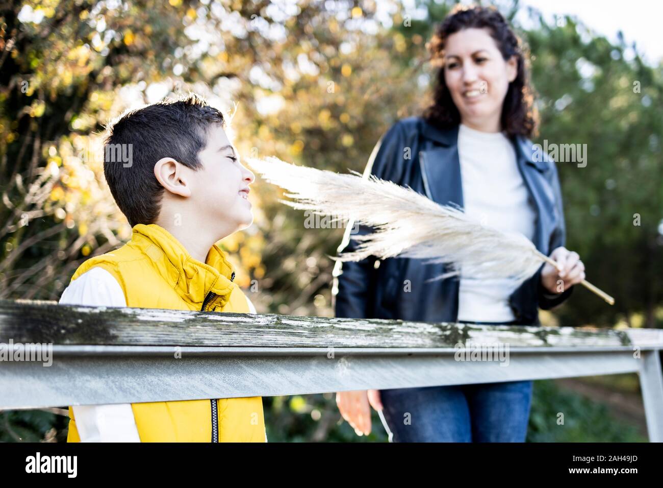 Mutter und Sohn spielen und lachen im Freien Stockfoto